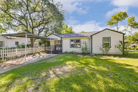 1102 W Hart Avenue Pasadena TX 77506