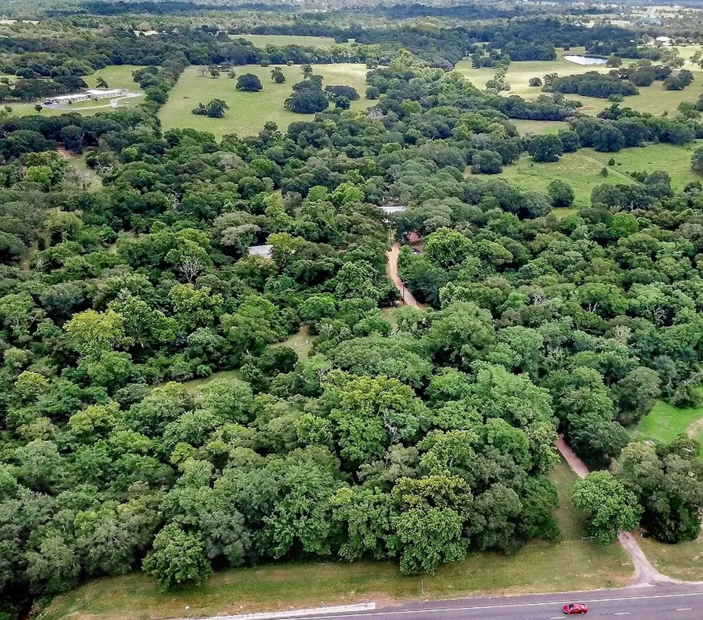 28030 Highway 6 Hempstead TX 77445