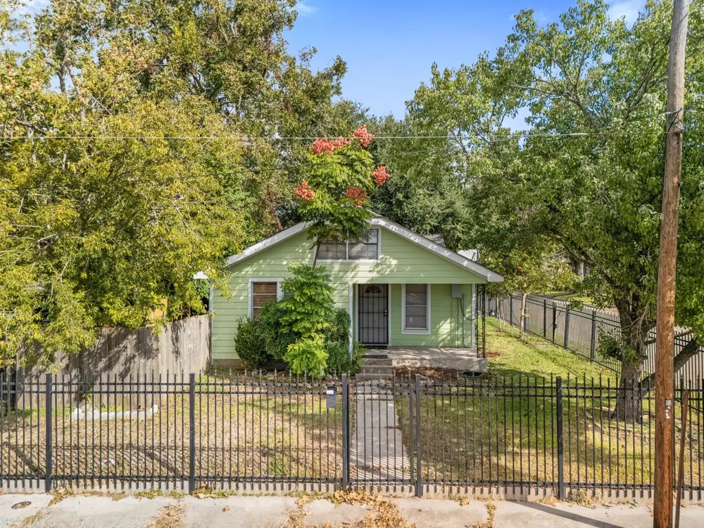 222 E James Street Baytown TX 77520