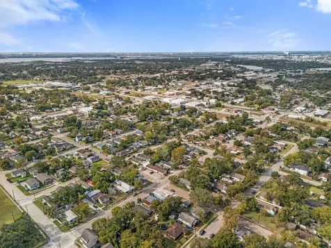 222 E James Street Baytown TX 77520