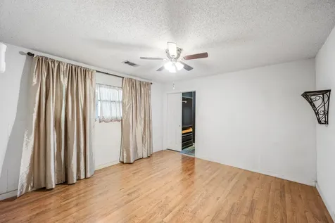 222 E James Street Baytown TX 77520