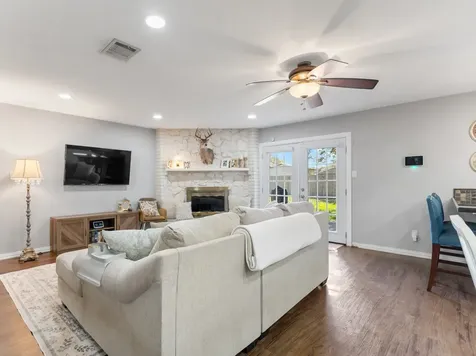 90 Live Oak Van Vleck TX 77482