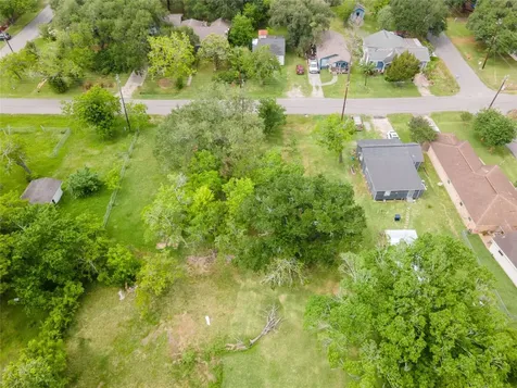 507 Cemetery Street Clute TX 77531