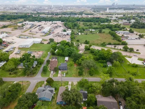 507 Cemetery Street Clute TX 77531
