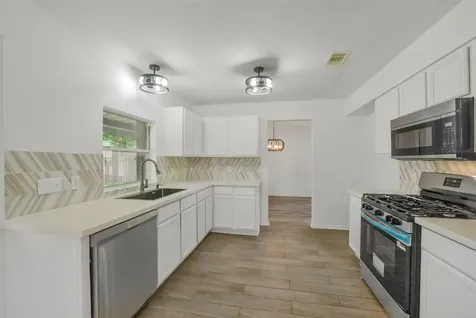 2811 Packard Elm Street Houston TX 77038