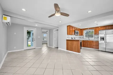 2023 1/2 Hollywood Avenue Galveston TX 77551