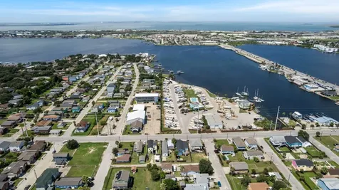 2023 1/2 Hollywood Avenue Galveston TX 77551