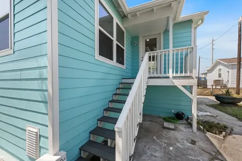 2023 1/2 Hollywood Avenue Galveston TX 77551