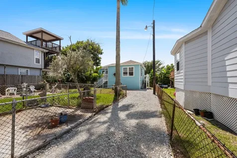 2023 1/2 Hollywood Avenue Galveston TX 77551