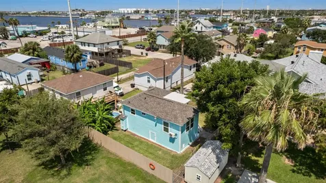 2023 1/2 Hollywood Avenue Galveston TX 77551