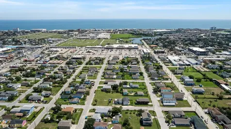 2023 1/2 Hollywood Avenue Galveston TX 77551
