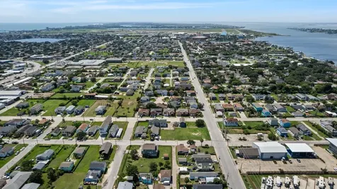 2023 1/2 Hollywood Avenue Galveston TX 77551