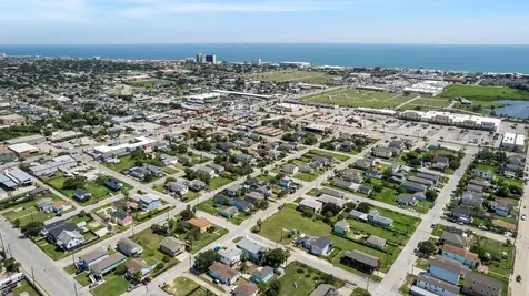 2023 1/2 Hollywood Avenue Galveston TX 77551