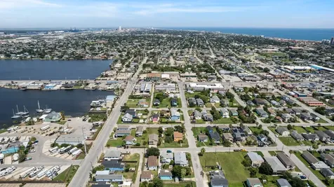 2023 1/2 Hollywood Avenue Galveston TX 77551