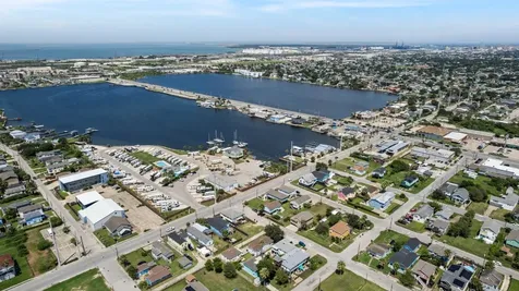 2023 1/2 Hollywood Avenue Galveston TX 77551