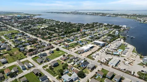 2023 1/2 Hollywood Avenue Galveston TX 77551