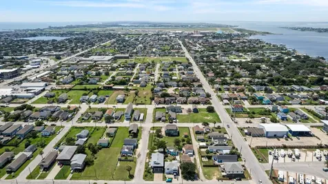 2023 1/2 Hollywood Avenue Galveston TX 77551