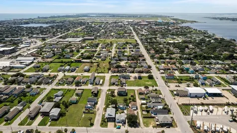 2023 1/2 Hollywood Avenue Galveston TX 77551