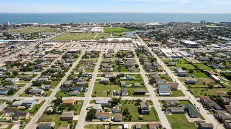 2023 1/2 Hollywood Avenue Galveston TX 77551