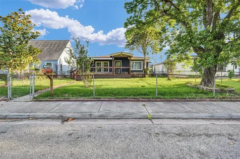 1219 W 5th Street Freeport TX 77541