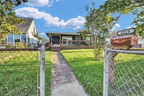 1219 W 5th Street Freeport TX 77541