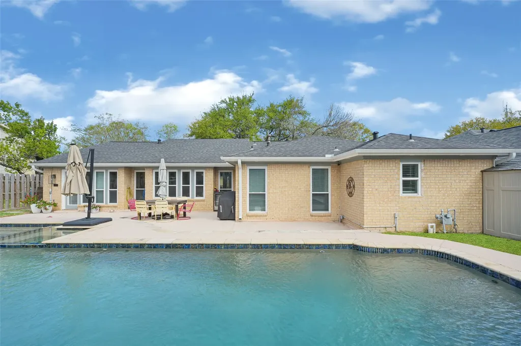 6119 Hummingbird Street Houston TX 77096
