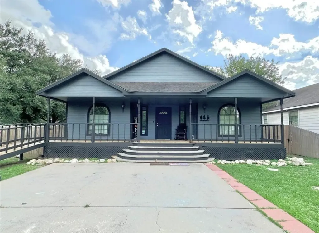1011 W 5th Street El Campo TX 77437