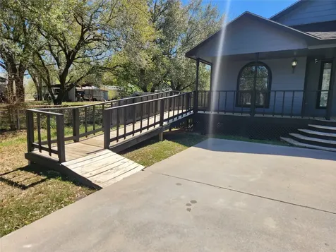 1011 W 5th Street El Campo TX 77437