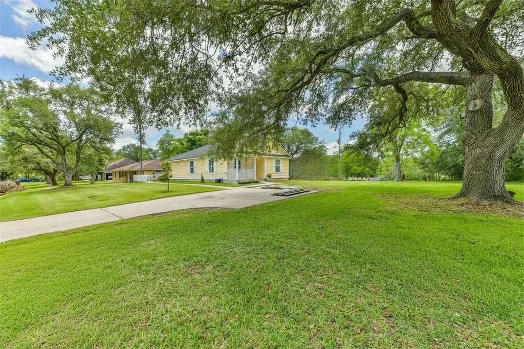 207 Oakridge Drive Hitchcock TX 77563