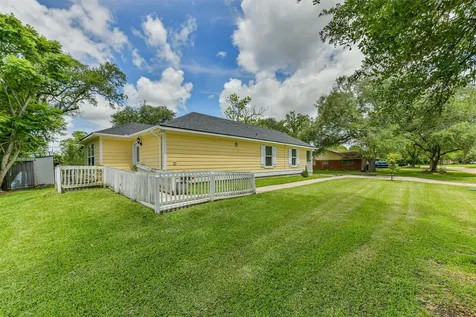 207 Oakridge Drive Hitchcock TX 77563