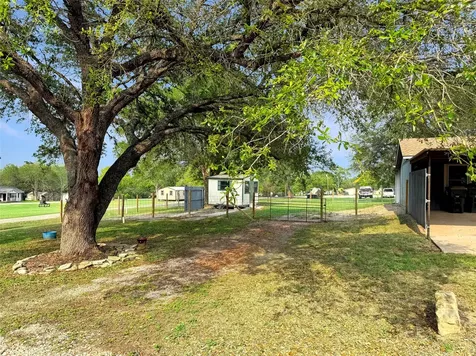 821 S Mill Street Flatonia TX 78941