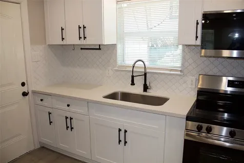 1323 E 32nd 1/2 Street Houston TX 77022