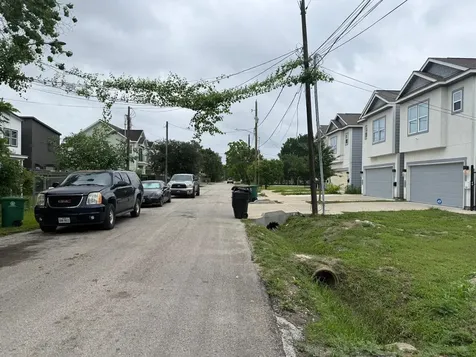 2021 Harlem Street Houston TX 77020