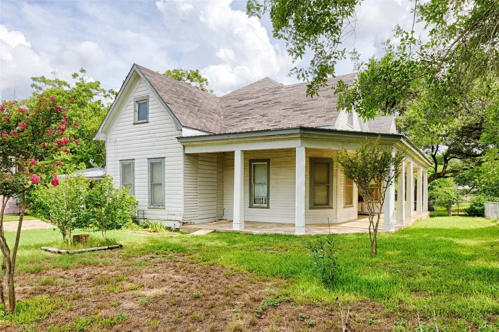 705 Baumgarten Street Schulenburg TX 78956
