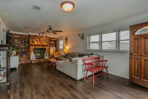 711 S 6th Street Nederland TX 77627