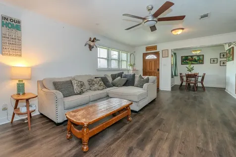 711 S 6th Street Nederland TX 77627