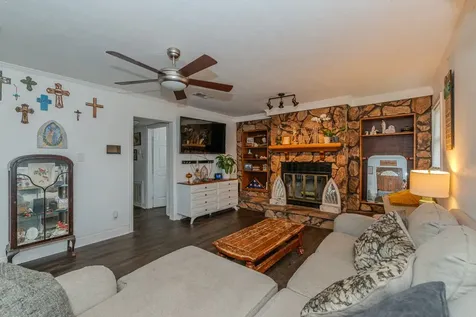 711 S 6th Street Nederland TX 77627