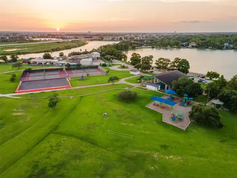 1902 Port Royal Drive Nassau Bay TX 77058