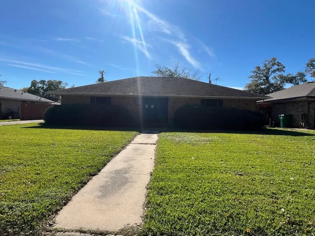305 Leonard Street Angleton TX 77515