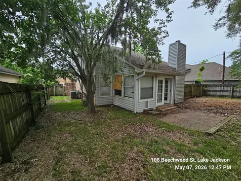108 Beechwood Street Lake Jackson TX 77566