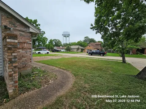 108 Beechwood Street Lake Jackson TX 77566