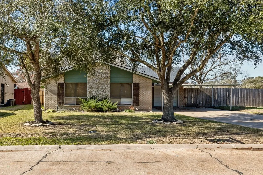 102 Lottie Lane Friendswood TX 77546