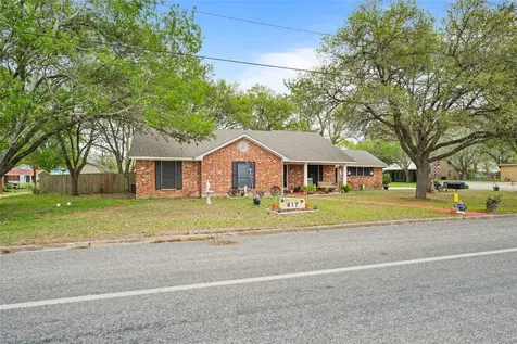 417 S Faires Flatonia TX 78941