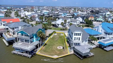 135 Isles End Road Tiki Island TX 77554