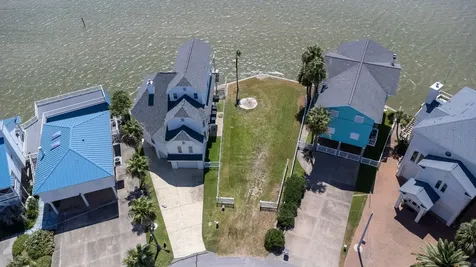 135 Isles End Road Tiki Island TX 77554
