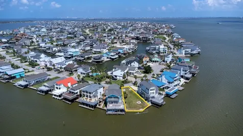 135 Isles End Road Tiki Island TX 77554