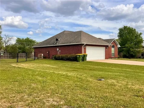 104 Frost Creek Avenue Groesbeck TX 76642