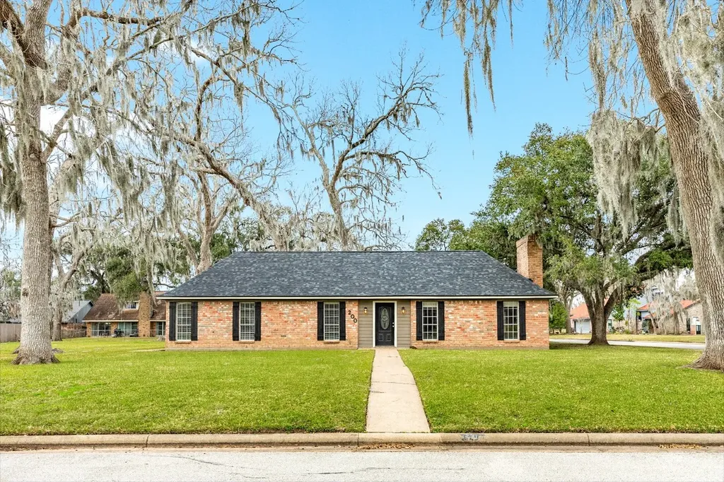 200 Wentworth Drive West Columbia TX 77486