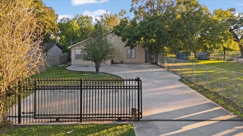 9506 E Avenue I Houston TX 77012