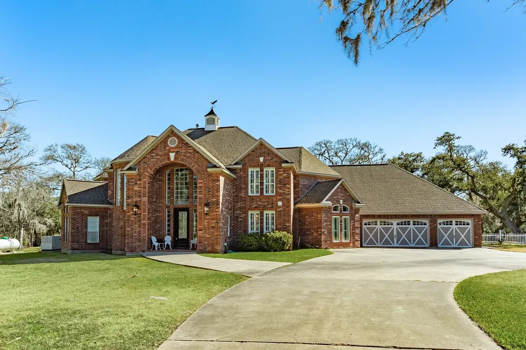 692 County Road 605 Angleton TX 77515